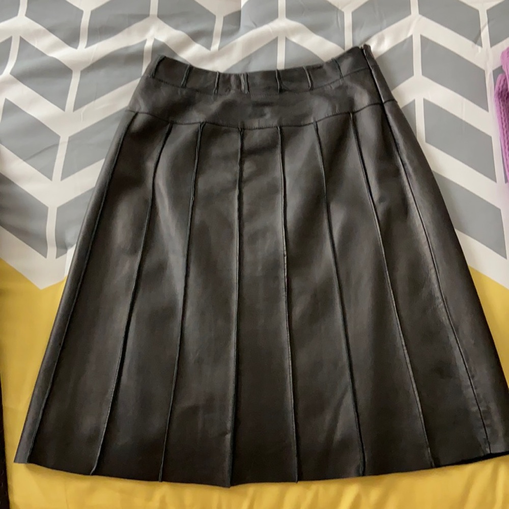 Genuine leather skirt with vertical stitch design
